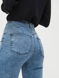 Pekne tvarovaný strih džínsov